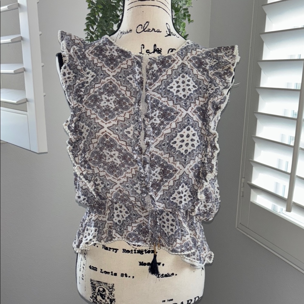VANESSAVIRGINIA  beautiful sleeveless blouse with lace trim